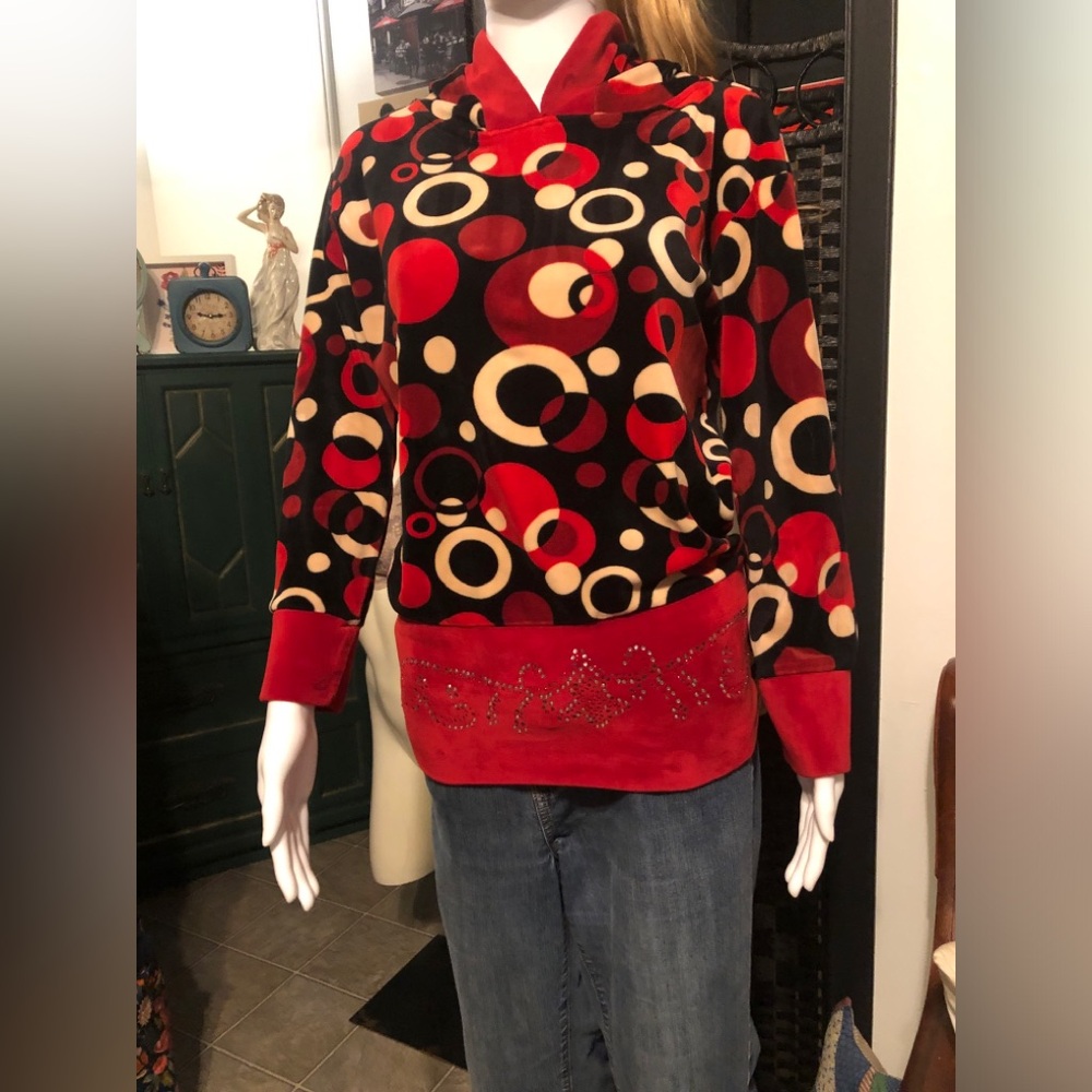 Vintage Women’s Egyptian Made Velvet Hoodie Top
Size XL
One of a Kind
Unique